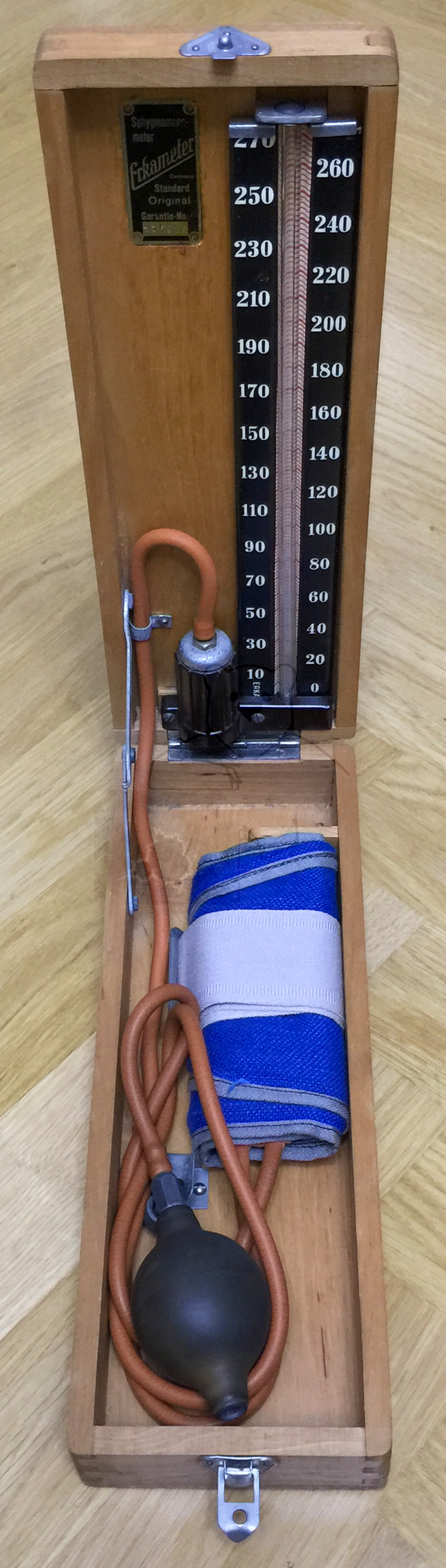Erka Standard Blutdruckmesser (Sphygmomanometer), Originalzustand, 1940'er Jahre, Ansicht schrÀg oben